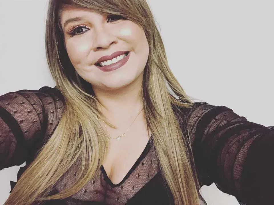 Marília Mendonça postou uma foto sorridente, na última sexta-feira (20) e legendou “Foto dedicada ás pessoas que me causam sorrisos que fazem cócegas na alma.”. Com dois meses do fim do noivado, com o empresário, Yugnir Ângelo, a cantora aparenta estar feliz da vida.  