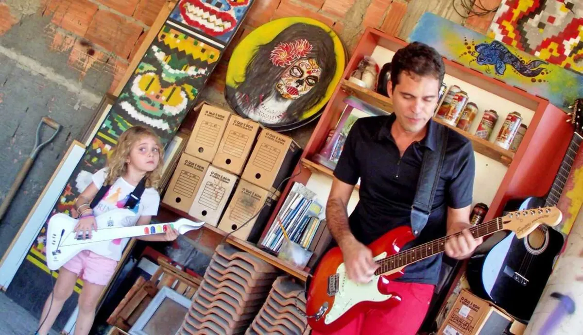 Ex-líder da banda Carlos Sphiller, Felipe Kbça usa o YouTube para divulgar artistas de São Gonçalo