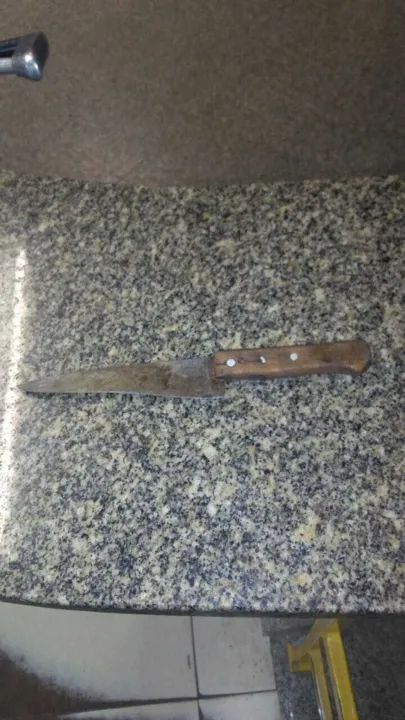 PMs apreenderam faca que teria sido utilizada no crime