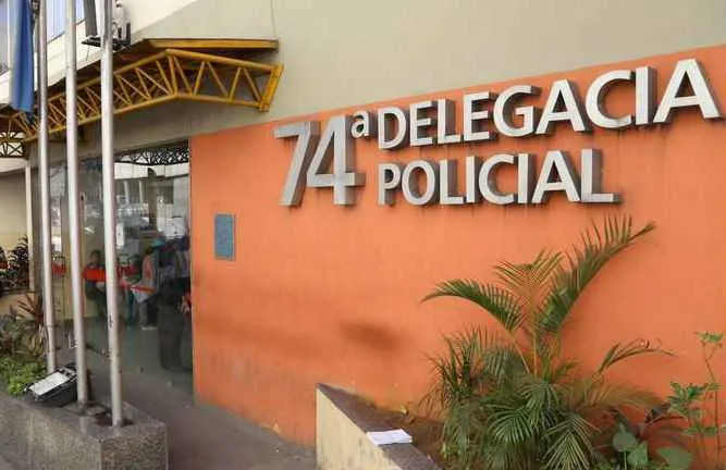 A mulher acabou sendo baleada no abdômen e na perna direita