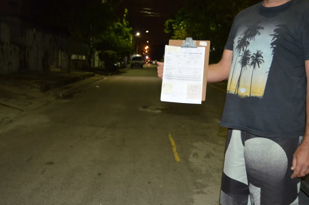 >> Moradores gastaram cerca de R$2 mil para trocarem as lâmpadas queimadas de 11 postes
