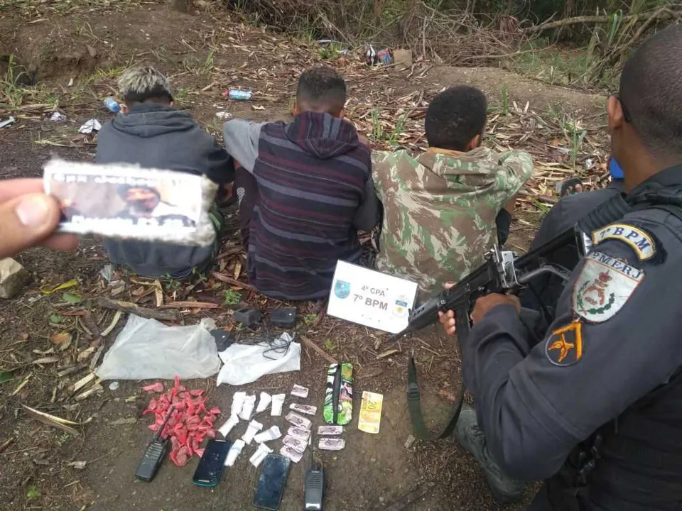>> PMs emcontraram suspeitos com drogas, junto à churrasqueira