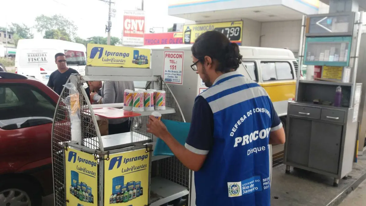 Agentes do Procon fiscalizaram dois postos em São Gonçalo