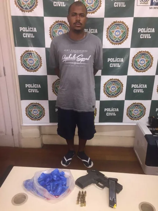 Gabriel é preso com cocaína e pistola dentro de casa no Morro do Mic