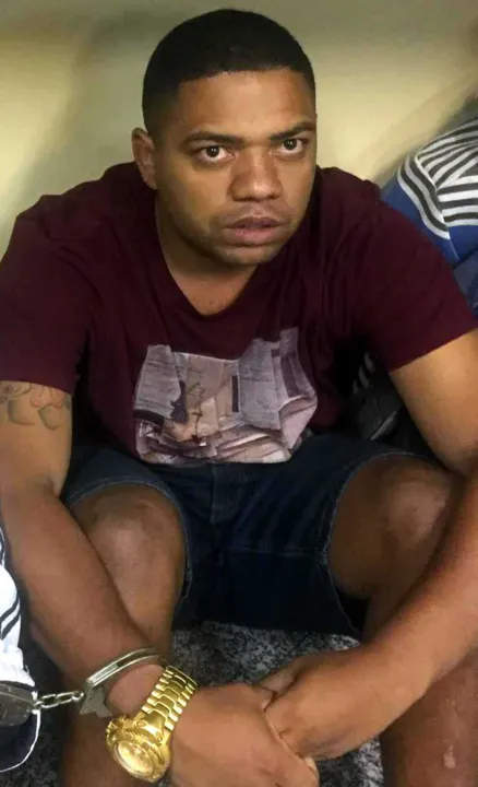om o grupo foram encontrados uma mochila com 687 invólucros de maconha, somando aproximadamente 6kg e 77 pinos de cocaína