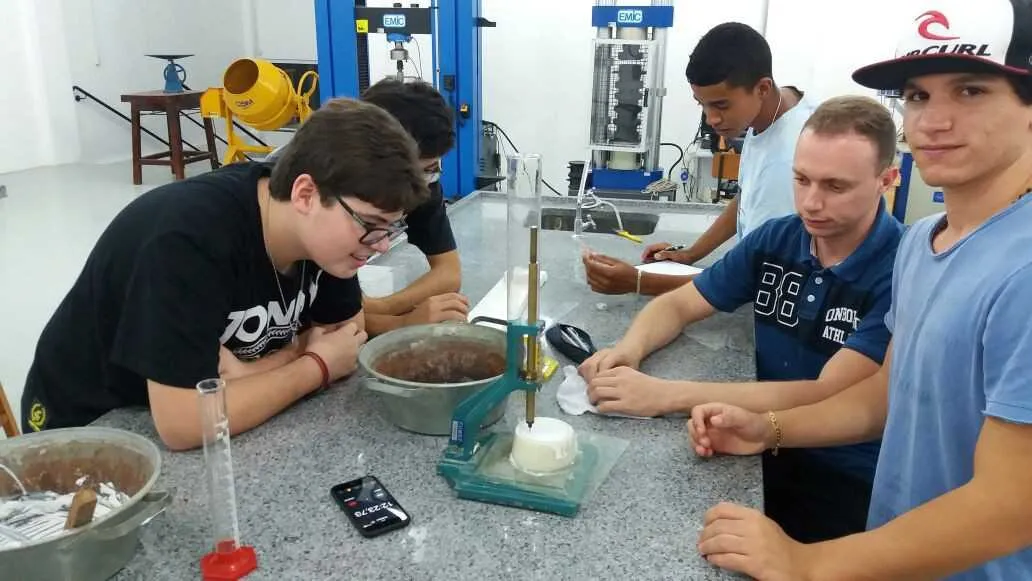 Nas duas unidades em Niterói e Itaboraí, entre as centenas de oportunidades, há vagas para o curso técnico de Edificações