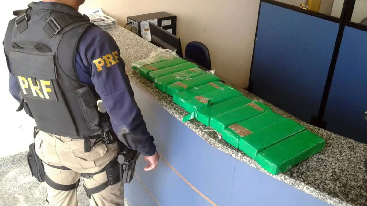 Os policiais rodoviários federais apresentaram o entorpecente na delegacia de Rio Bonito