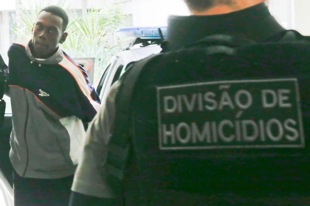 >> Na operação os policiais descobriram o cemitério clandestino e também prenderam jovem com drogas e dinheiro na comunidade