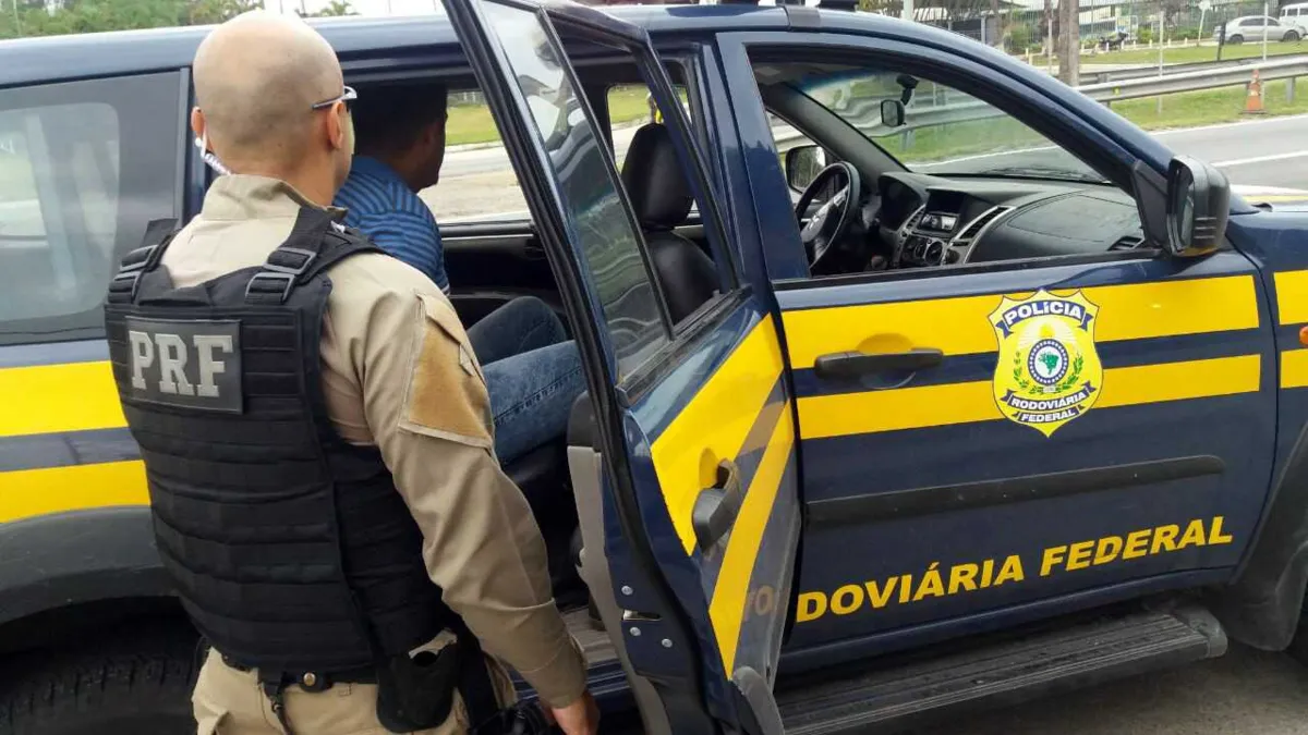 >> O acusado estava em moto e tinha dois mandados de prisão