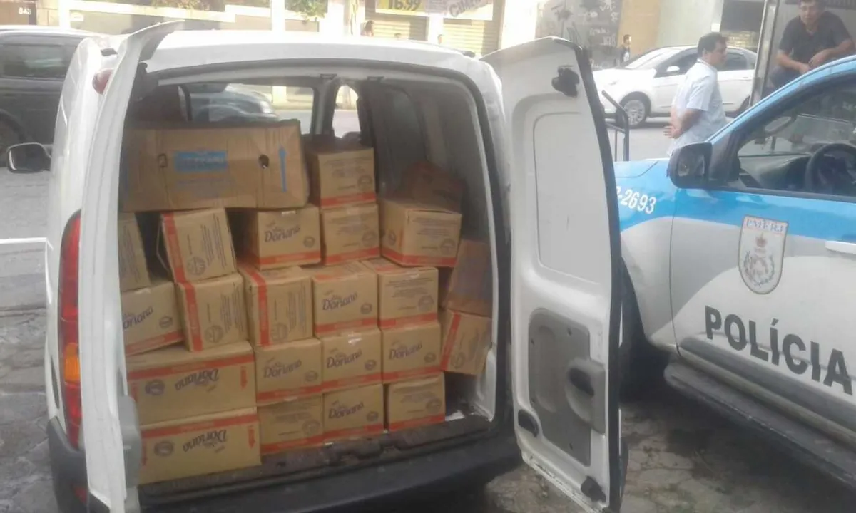 Quando os policiais chegaram, parte da carga já havia sido transferida para outro veículo