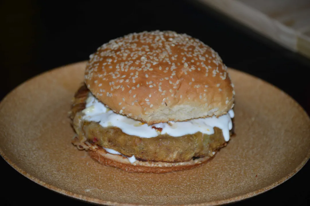 Gente, o ‘Poderosa na Chapa’ me ensinou uma coisa: hambúrguer pode ser delicioso, mesmo sem ter carne! Se para você parece loucura, acredite, para mim também parecia até provar o hambúrguer vegetariano das ‘meninas poderosas’. Feito com grão de bico com berinjela defumada, o hambúrguer é suculento, saboroso e bem levinho. O Mancinni, nome dado ao lanche, ainda leva tomate confit, queijo branco temperado com ervas e maionese de alho assado. Mas, tudo bem se você nem quiser provar hambúrguer vegetariano, lá tem hambúrguer de frango, camarão e os tradicionais blands de carne bovina. O sanduíche Máximo leva dois hambúrgueres de contra-filé, de 160 gramas cada um. O sanduba é gigante! Conheça mais em: fb.com/poderosanachapa.hamburguersartesanais/