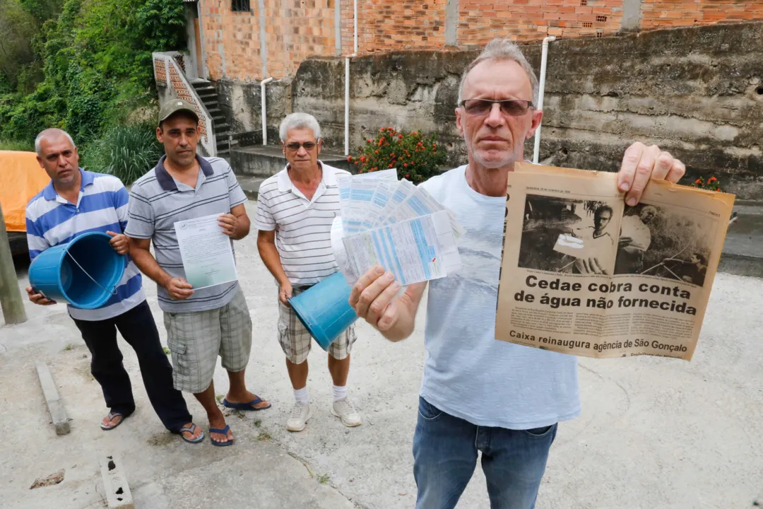 Psicólogo Sérgio Cotta mostra reportagem publicada por OSG em  1999: contas continuam chegando, mesmo sem água nas torneiras