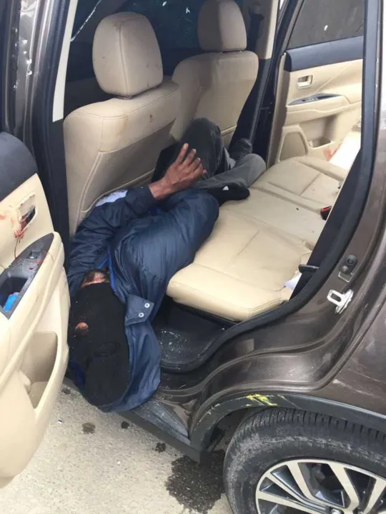 Um dos criminosos morreu em confronto com a PM, que recolheu ticket de estacionamento (detalhe) usado pelo bando