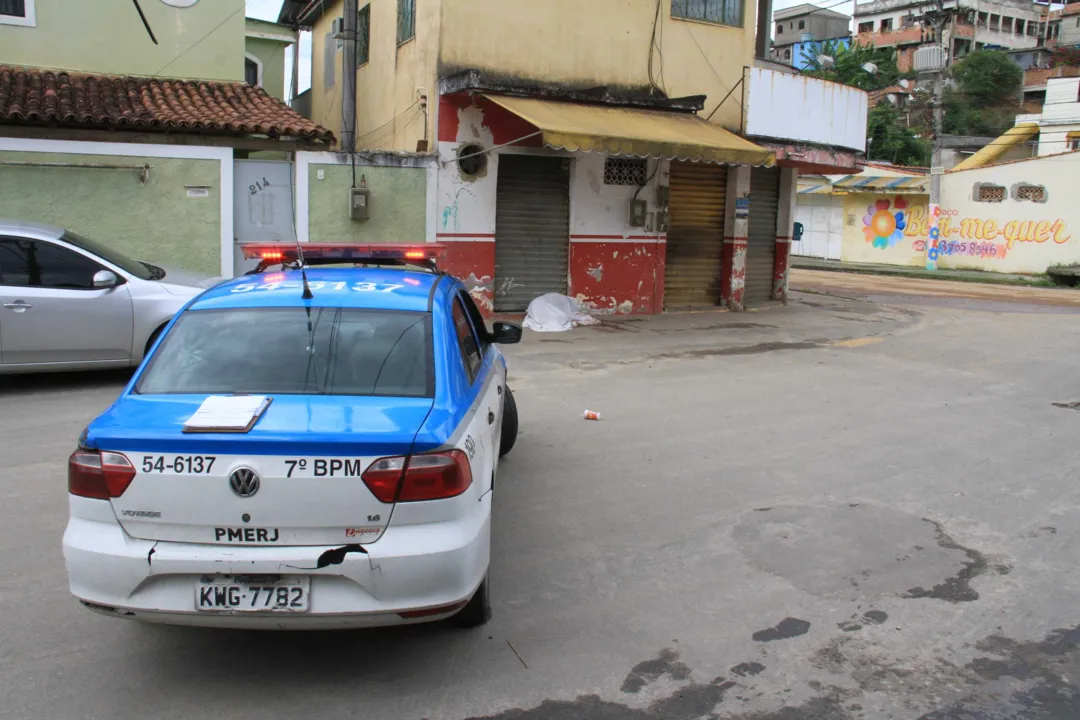 O crime ocorreu, por volta das 6h, na Rua Azevedo Guimarães
