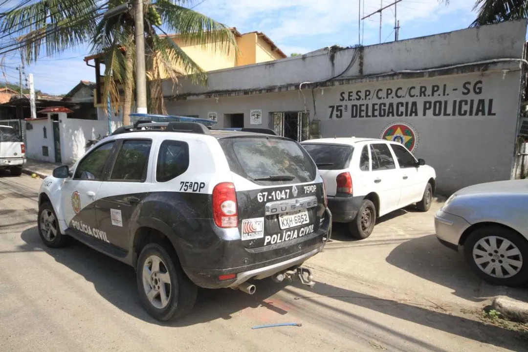 Policiais da 75ª DP (Rio do Ouro) investigam os roubos