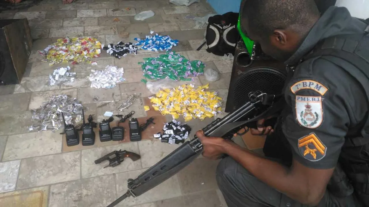 Ao longo do dia, os policiais responsáveis pelas operações apreenderam cocaína, maconha, uma arma e rádios transmissores