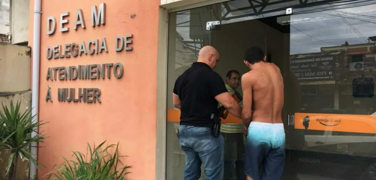 Hellan de Souza Roque Honório, de 28 anos, foi preso por policiais da Deam de São Gonçalo