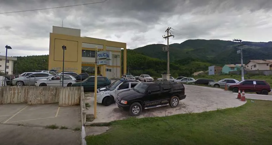 Suspeitos foram detidos na RJ-124 e levados para a 119ª DP (Rio Bonito)