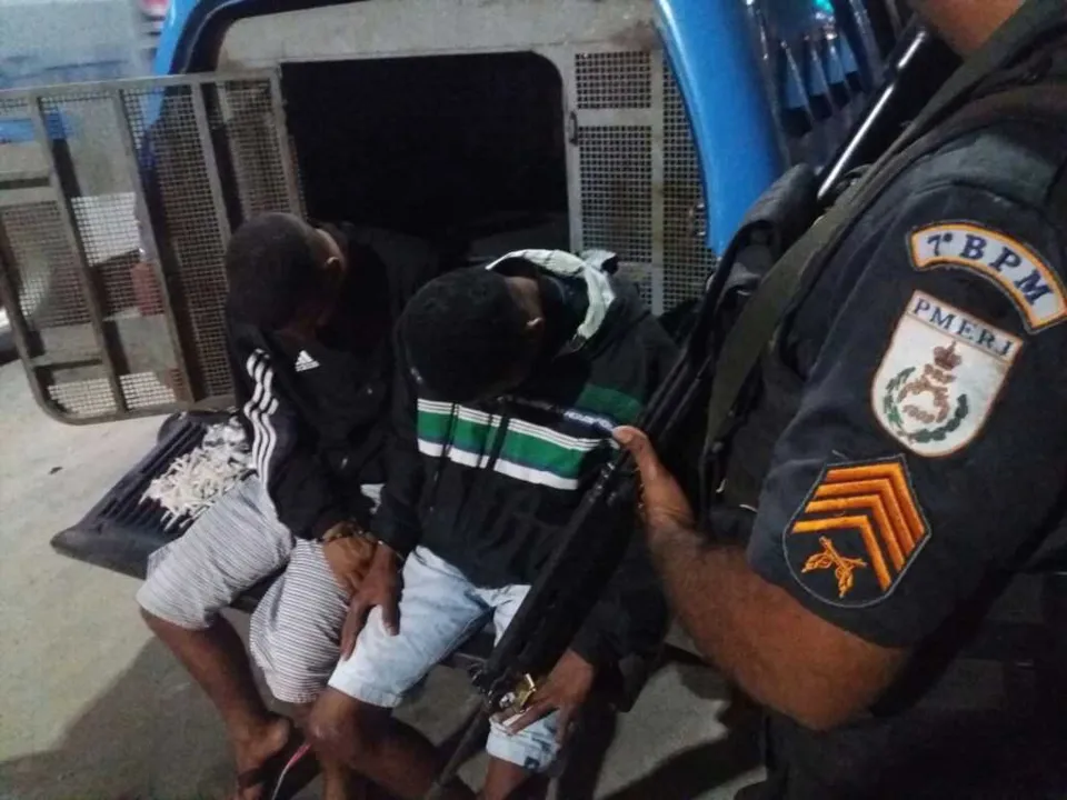 Dupla foi presa por policiais do 7º BPM (São Gonçalo)