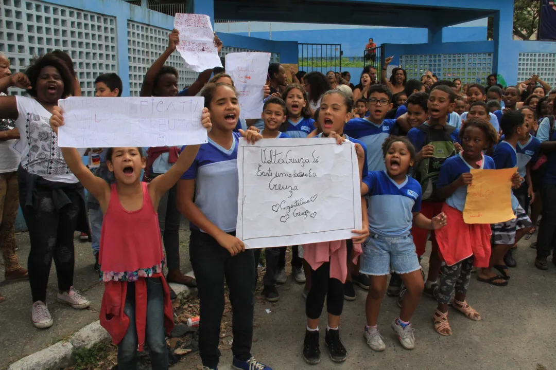Pais, professores e estudantes fizeram manifestação na frente da escola na manhã de ontem 