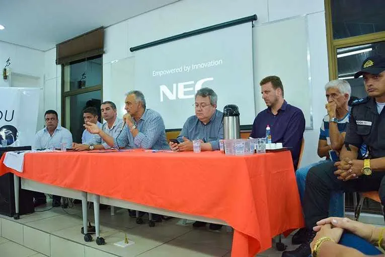 A reunião aconteceu no auditório do Parque dos Pássaros com cerca de 100 empresários