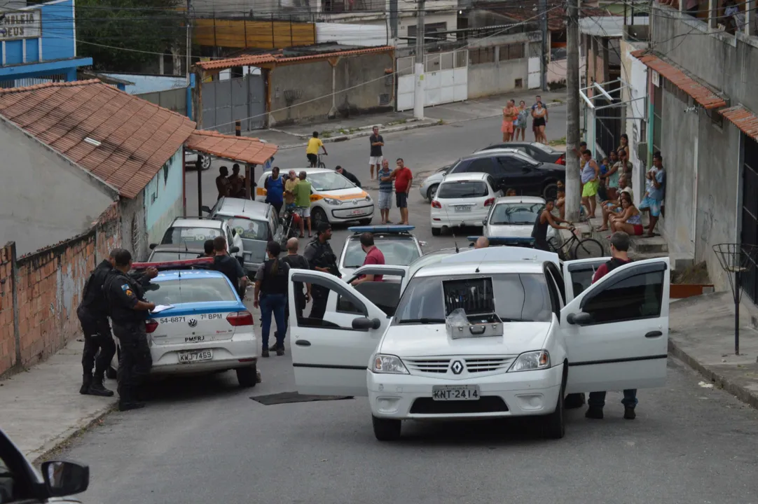 Corpo foi deixado no porta-malas de um carro na Rua Zulmira