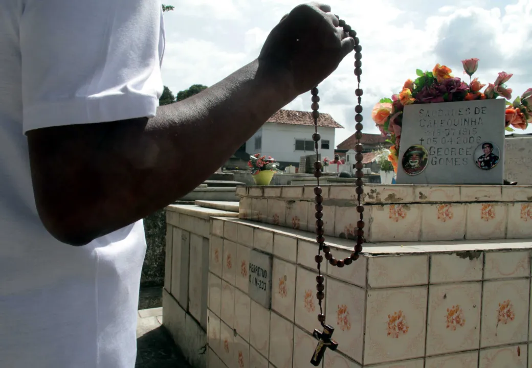 Milhares de pessoas visitaram túmulos de parentes no feriado