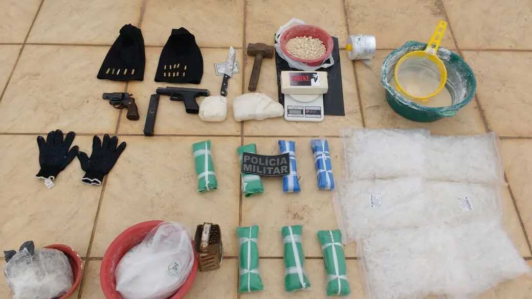 >> No quintal da casa onde estava grupo, a PM apreendeu drogas, armas, munição e outros materiais