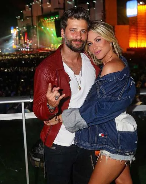 
Giovanna Ewbank revelou um segredinho curioso do marido, Bruno Gagliasso, no último "40 fatos" do seu canal no Youtube. A atriz contou aos seguidores que o truque do ator para parecer mais alto. Usa tênis com salto. Ele não compra tênis com solado fininho e de preferência coloca palmilha bem grossa para ficar mais alto", contou, entre gargalhadas. 
