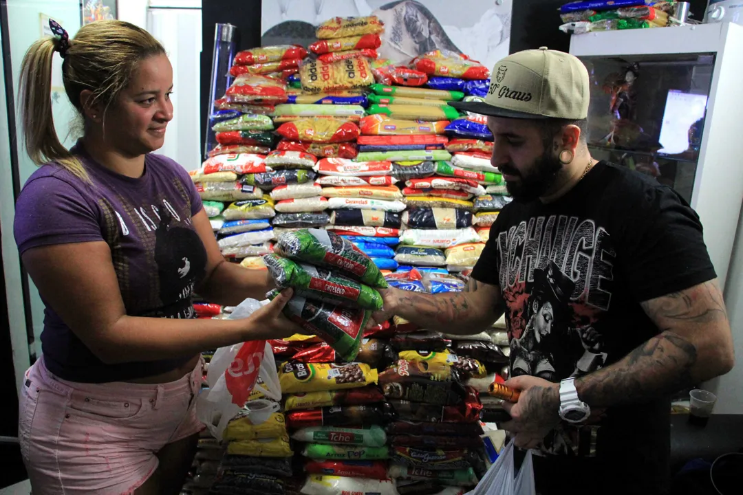 Jhony Tattoo tem 32 anos e recebe alimentos que são repassados à pessoas carentes na região