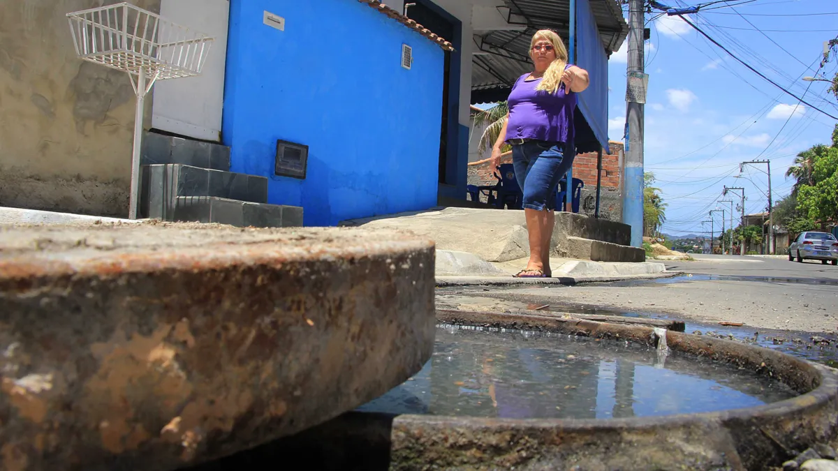 De acordo com comerciante Zilma da Silva Lopes, 57 anos, o entupimento da galeria estaria prejudicando o movimento em seu comércio. 