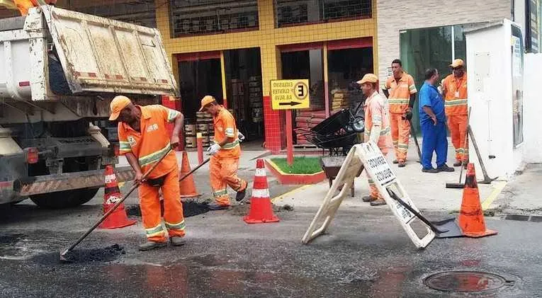 Mesmo com o tempo chuvoso, a ação chegou até a entrada da Rodovia do Contorno