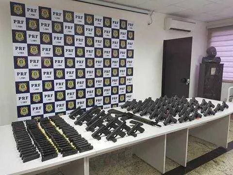 Foram encontradas 61 pistolas, 155 carregadores e um fuzil calibre 5,56mm. 