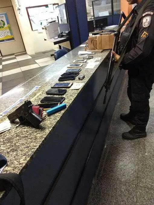 PMs recuperaram veículo roubado e oito aparelhos celulares