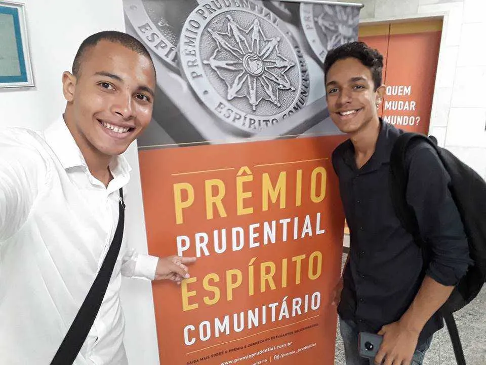 >> Claudionei Abreu e Evando Abreu realizam ações voluntárias na escola onde estudam, no Anaia