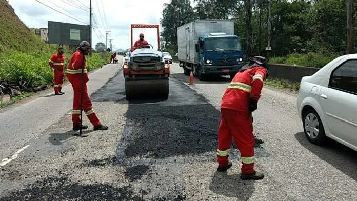 >> Para evitar acidentes, já que radares foram tirados e há buracos na pista, prefeitura realizou serviço