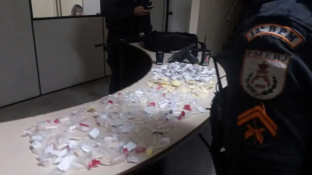 Policiais militares apreenderam drogas durante a ação