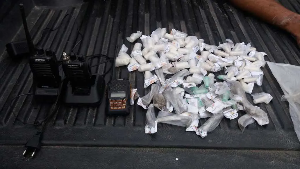  Policiais apreenderam 70 cápsulas de cocaína, 25 tabletes de maconha e três rádios de comunicação