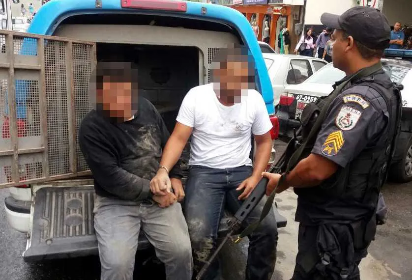 Os dois suspeitos foram reconhecidos pela vítima do assalto 