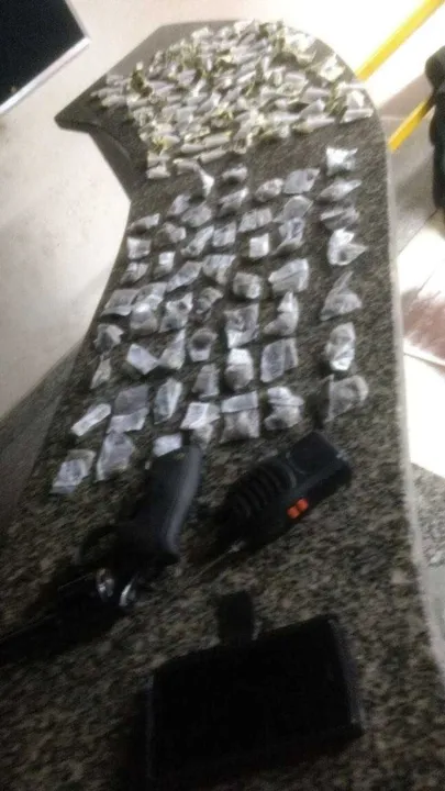 Além de um revólver calibre 38, o homem ainda estava com 89 cápsulas de cocaína, 53 trouxinhas de maconha e um rádio comunicador.