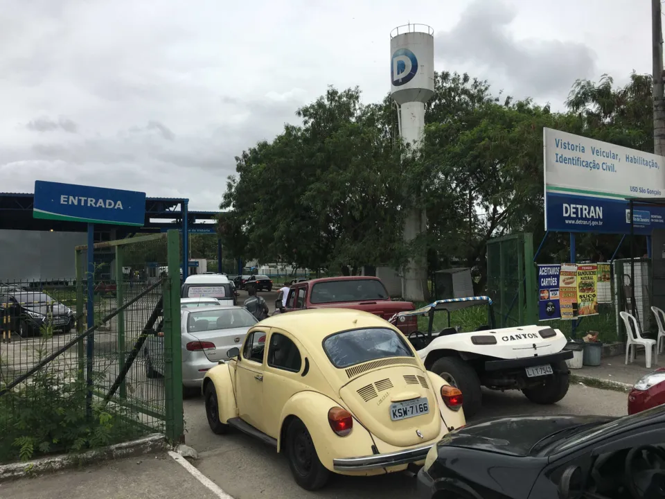Quem também tentou agendar a retirada de identidade, por telefone e internet, não conseguiu.
