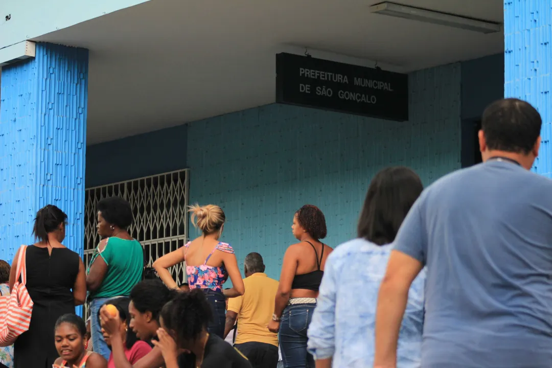 Funcionários das creches de São Gonçalo e pais de alunos fizeram protesto na sede da Prefeitura