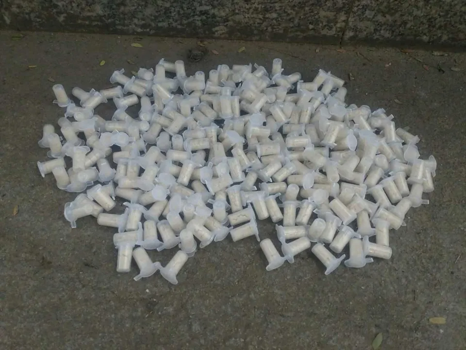 Os policiais encontram o acusado embaixo da cama com 322 pequenas cápsulas de cocaína