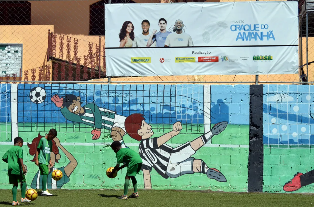 >> Programa atende cerca de 200 crianças e adolescentes com aulas de futebol e vários atendimentos