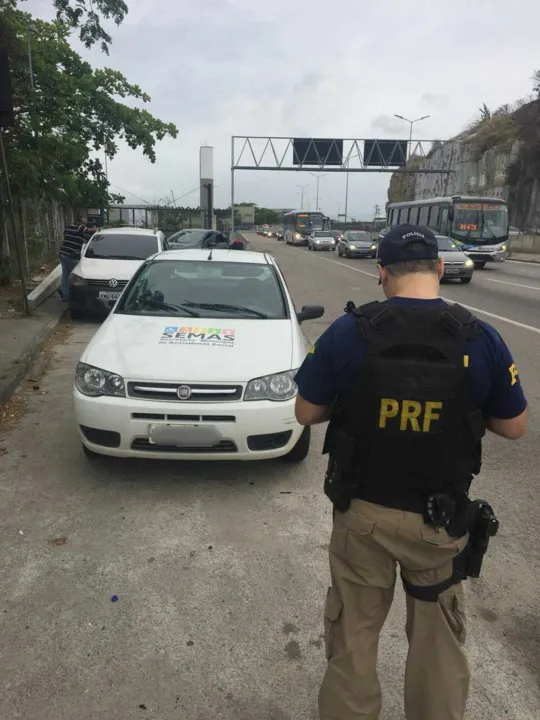 >> Veículo seguia na BR-101 quando foi abordado por federais