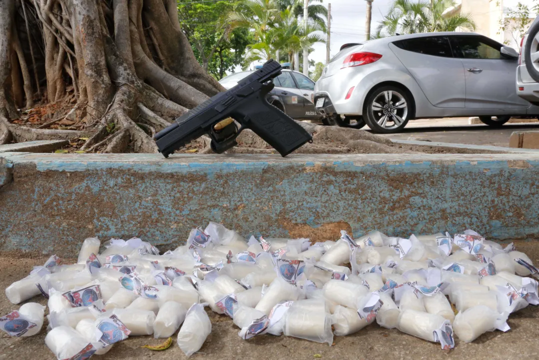 Além de arma, o acusado carregava 90 cápsulas de cocaína