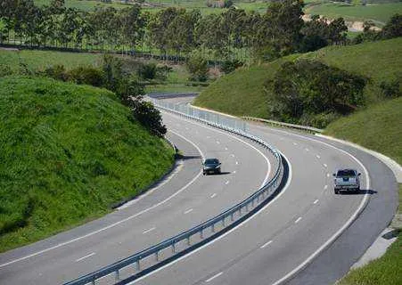 Um marco na segurança da rodovia é a implantação da divisória metálica entre as pistas  que reduziu 87% no índice de vítimas fatais e de 69% de acidentes graves
