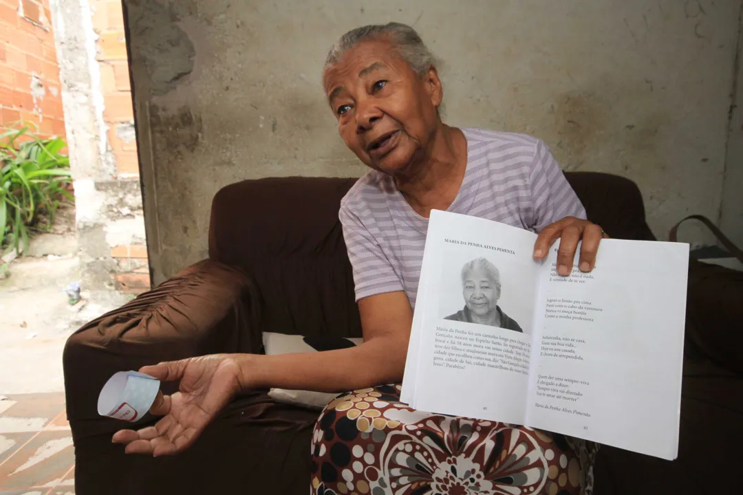  Maria da Penha mostra o livro onde suas trovas foram publicadas após apresentá-las no Cras