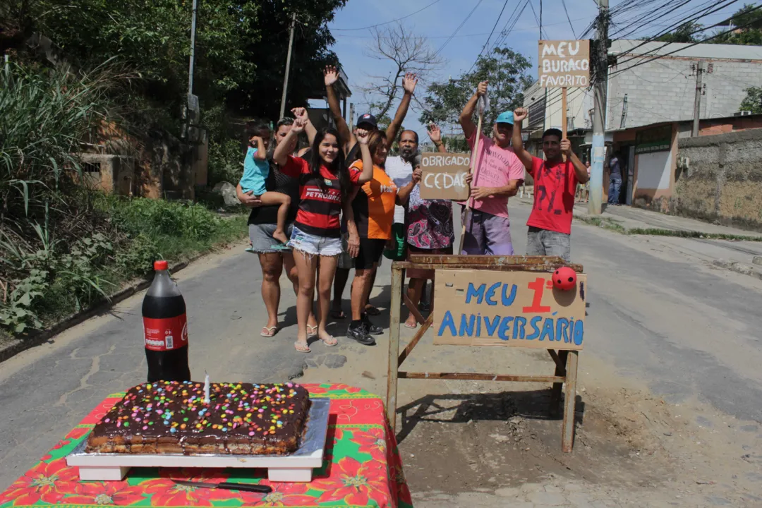>> Moradores da Rua Veríssimo de Souza convivem com a vazamento mesmo após reclamações