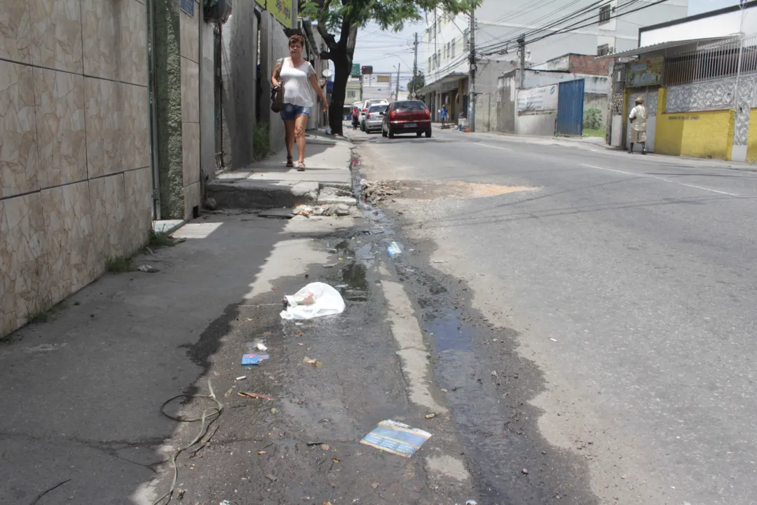 Rua Maria Rita, no Porto Novo, tem vazamento constantemente
